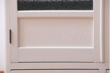 アンティーク家具　アンティーク　ダイヤガラス入り!バイカラーペイントの小ぶりな収納棚(キャビネット)