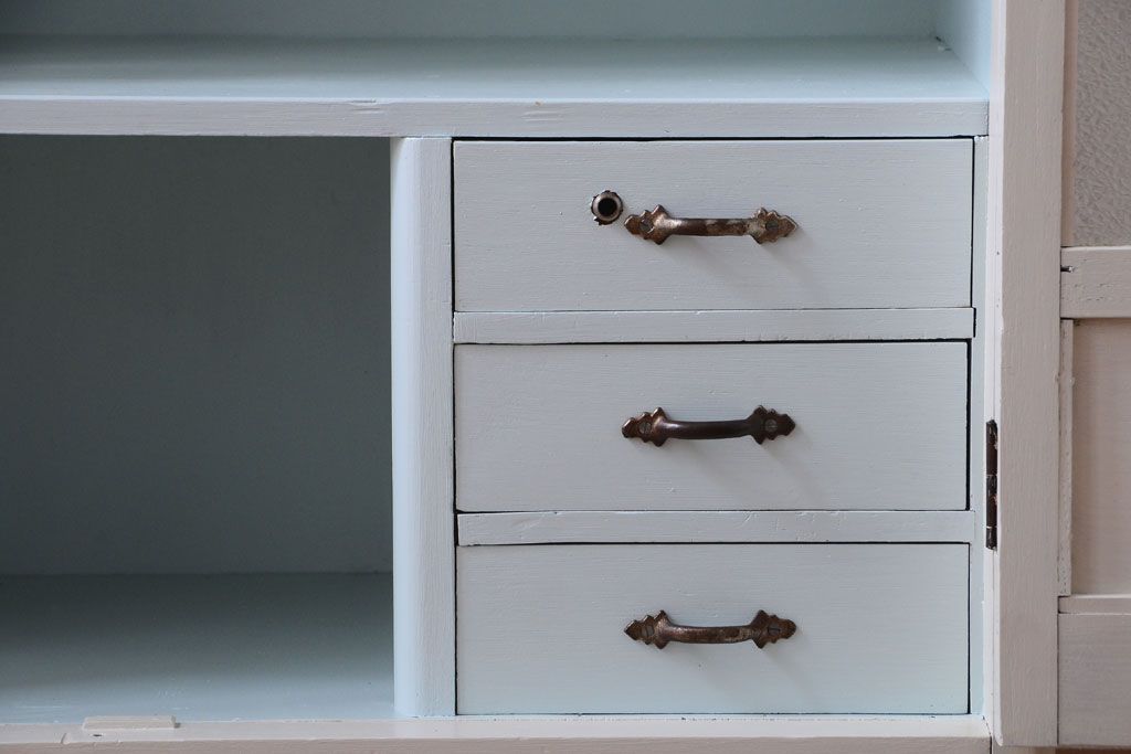 アンティーク家具　アンティーク　ダイヤガラス入り!バイカラーペイントの小ぶりな収納棚(キャビネット)