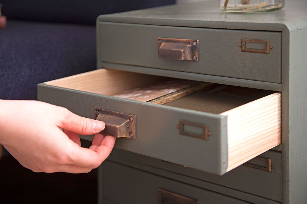 アンティーク家具　和製アンティーク　ネームプレート付き!くすみカラーペイントの小引き出し