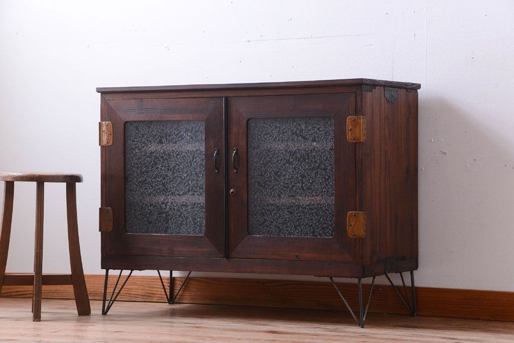 アンティーク家具　和製アンティーク　結霜ガラス入り!鉄脚サイドボード(ローボード)