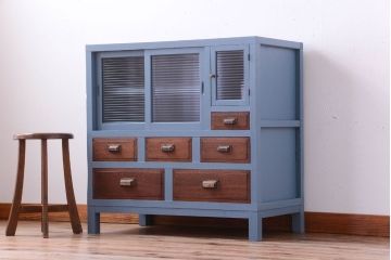 アンティーク家具　アンティーク　モールガラス入り!ブルーグレーペイントの脚付き収納棚(サイドボード)