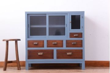 アンティーク家具　アンティーク　モールガラス入り!ブルーグレーペイントの脚付き収納棚(サイドボード)