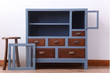 アンティーク家具　アンティーク　モールガラス入り!ブルーグレーペイントの脚付き収納棚(サイドボード)