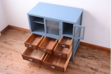 アンティーク家具　アンティーク　モールガラス入り!ブルーグレーペイントの脚付き収納棚(サイドボード)