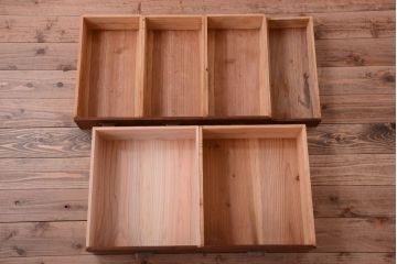 アンティーク家具　アンティーク　モールガラス入り!ブルーグレーペイントの脚付き収納棚(サイドボード)