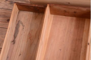 アンティーク家具　アンティーク　モールガラス入り!ブルーグレーペイントの脚付き収納棚(サイドボード)