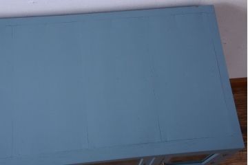 アンティーク家具　アンティーク　モールガラス入り!ブルーグレーペイントの脚付き収納棚(サイドボード)