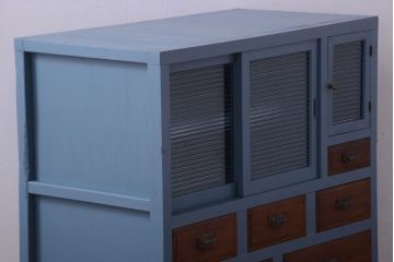 アンティーク家具　アンティーク　モールガラス入り!ブルーグレーペイントの脚付き収納棚(サイドボード)