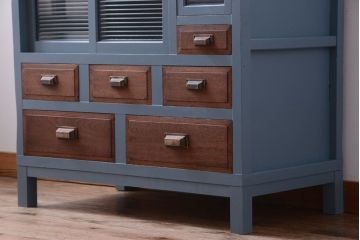 アンティーク家具　アンティーク　モールガラス入り!ブルーグレーペイントの脚付き収納棚(サイドボード)