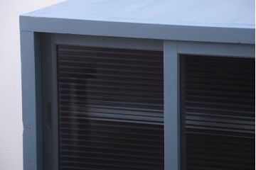 アンティーク家具　アンティーク　モールガラス入り!ブルーグレーペイントの脚付き収納棚(サイドボード)