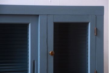 アンティーク家具　アンティーク　モールガラス入り!ブルーグレーペイントの脚付き収納棚(サイドボード)