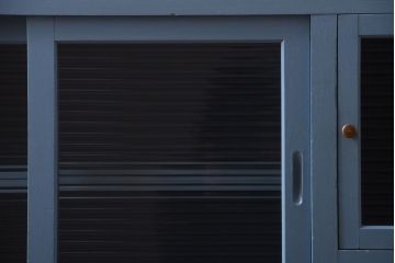 アンティーク家具　アンティーク　モールガラス入り!ブルーグレーペイントの脚付き収納棚(サイドボード)