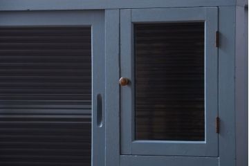 アンティーク家具　アンティーク　モールガラス入り!ブルーグレーペイントの脚付き収納棚(サイドボード)