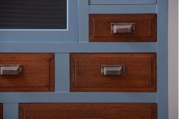 アンティーク家具　アンティーク　モールガラス入り!ブルーグレーペイントの脚付き収納棚(サイドボード)