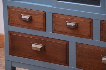 アンティーク家具　アンティーク　モールガラス入り!ブルーグレーペイントの脚付き収納棚(サイドボード)