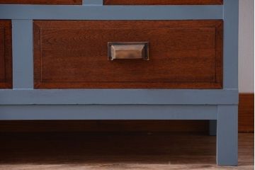 アンティーク家具　アンティーク　モールガラス入り!ブルーグレーペイントの脚付き収納棚(サイドボード)