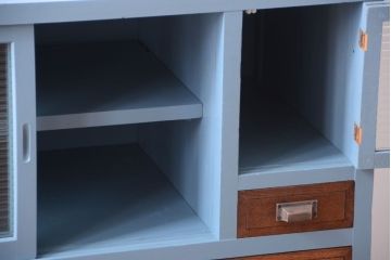 アンティーク家具　アンティーク　モールガラス入り!ブルーグレーペイントの脚付き収納棚(サイドボード)