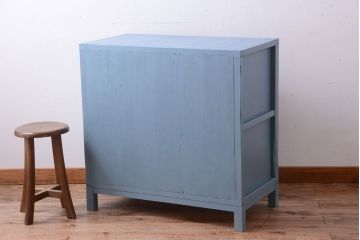 アンティーク家具　アンティーク　モールガラス入り!ブルーグレーペイントの脚付き収納棚(サイドボード)