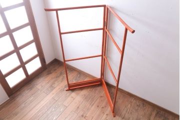 アンティーク雑貨　古民具・骨董　明るい色の屏風衣桁