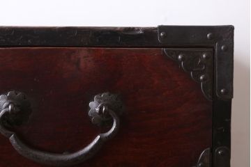 アンティーク家具　古民具・骨董　明治期　金具が美しい前面欅の仙台箪笥(衣装箪笥)