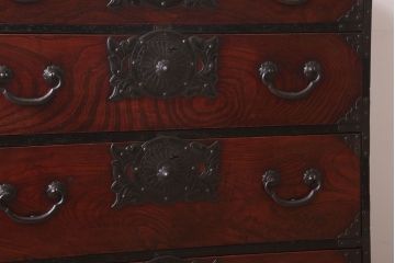 アンティーク家具　古民具・骨董　明治期　金具が美しい前面欅の仙台箪笥(衣装箪笥)