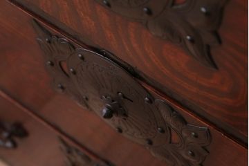 アンティーク家具　古民具・骨董　明治期　金具が美しい前面欅の仙台箪笥(衣装箪笥)