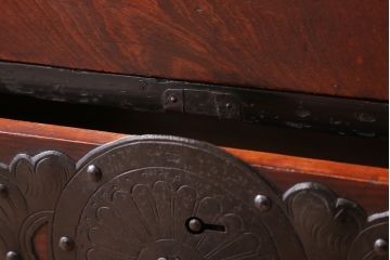 アンティーク家具　古民具・骨董　明治期　金具が美しい前面欅の仙台箪笥(衣装箪笥)