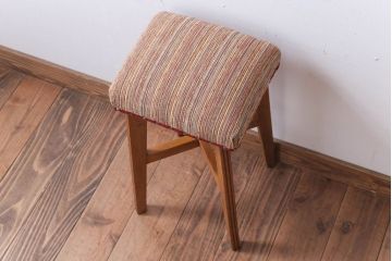 レトロ家具　和製アンティーク　古い木のレトロなクッション座面角スツール(1)