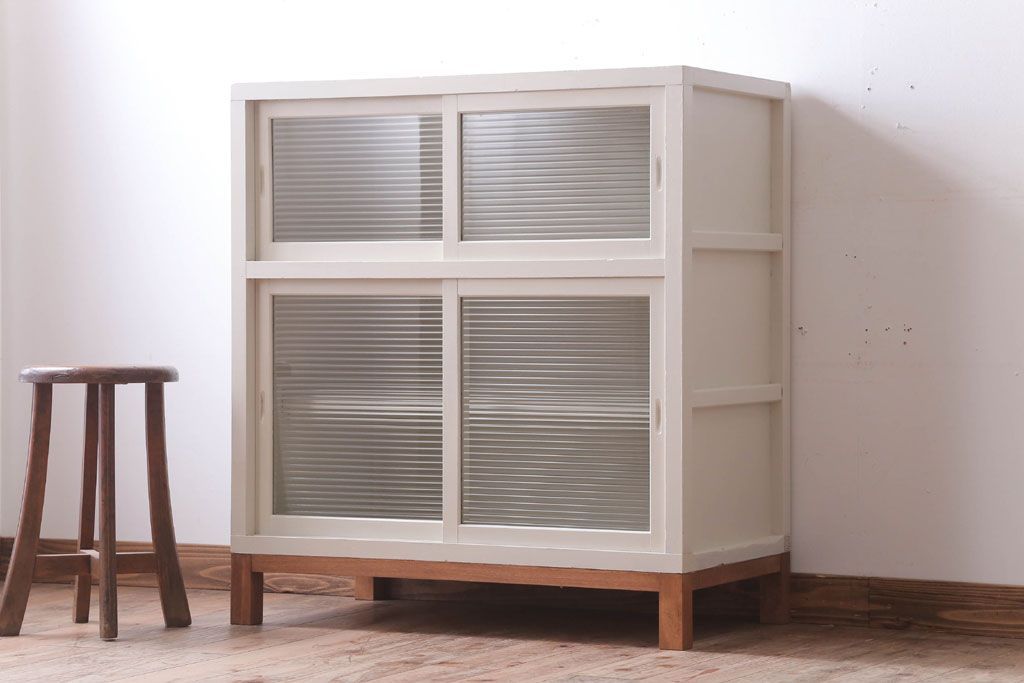 アンティーク家具　アンティークペイント　モールガラス入り!脚付き収納棚(サイドボード)