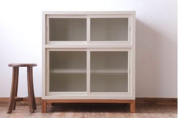 アンティーク家具　アンティークペイント　モールガラス入り!脚付き収納棚(サイドボード)