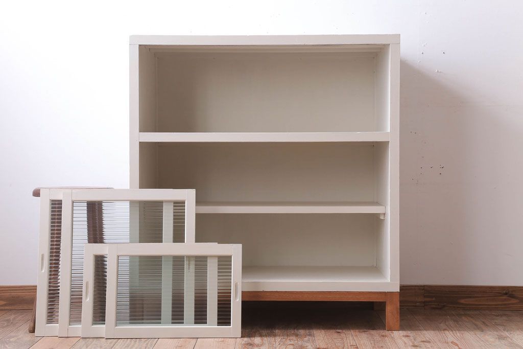 アンティーク家具　アンティークペイント　モールガラス入り!脚付き収納棚(サイドボード)