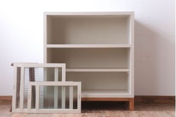 アンティーク家具　アンティークペイント　モールガラス入り!脚付き収納棚(サイドボード)