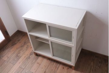 アンティーク家具　アンティークペイント　モールガラス入り!脚付き収納棚(サイドボード)