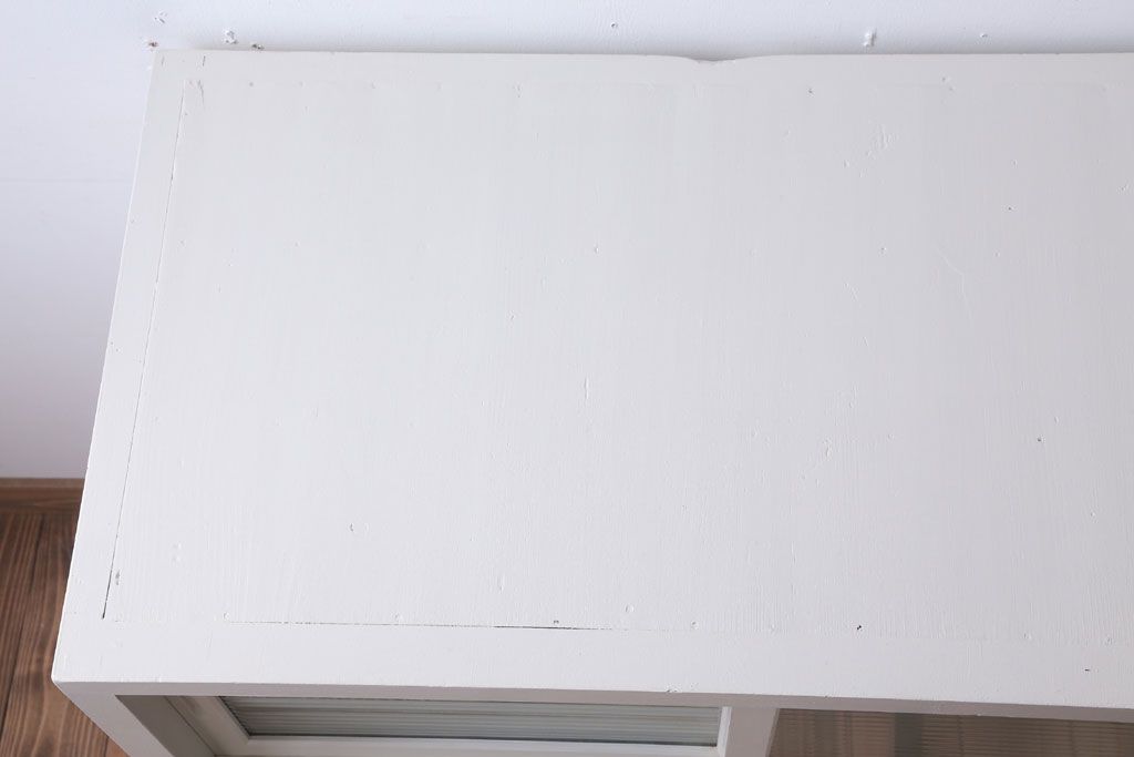 アンティーク家具　アンティークペイント　モールガラス入り!脚付き収納棚(サイドボード)