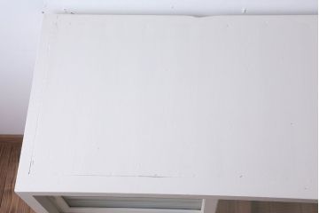 アンティーク家具　アンティークペイント　モールガラス入り!脚付き収納棚(サイドボード)