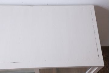 アンティーク家具　アンティークペイント　モールガラス入り!脚付き収納棚(サイドボード)