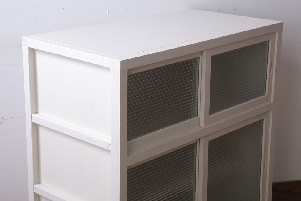 アンティーク家具　アンティークペイント　モールガラス入り!脚付き収納棚(サイドボード)