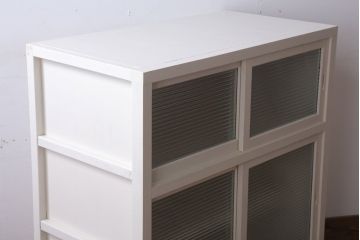 アンティーク家具　アンティークペイント　モールガラス入り!脚付き収納棚(サイドボード)