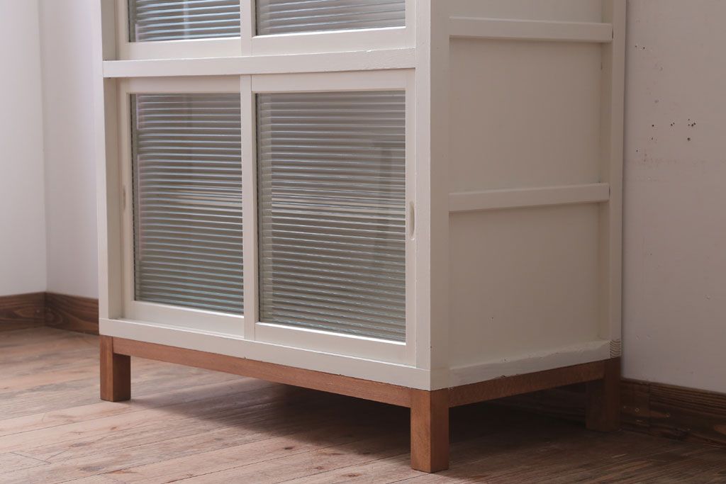 アンティーク家具　アンティークペイント　モールガラス入り!脚付き収納棚(サイドボード)