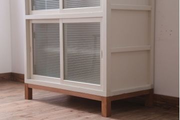 アンティーク家具　アンティークペイント　モールガラス入り!脚付き収納棚(サイドボード)