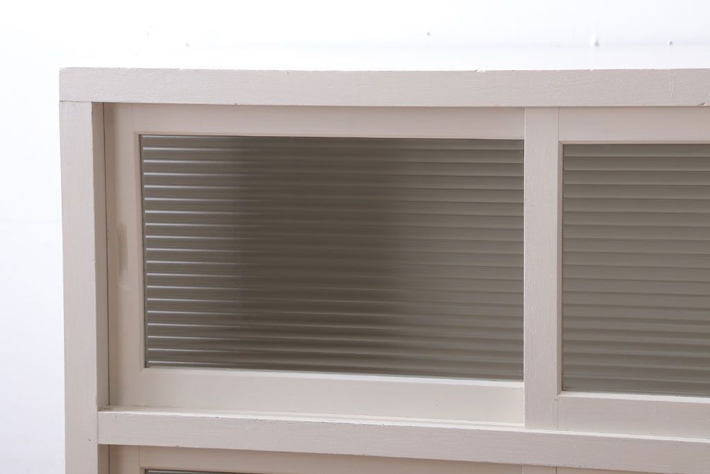 アンティーク家具　アンティークペイント　モールガラス入り!脚付き収納棚(サイドボード)