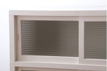 アンティーク家具　アンティークペイント　モールガラス入り!脚付き収納棚(サイドボード)