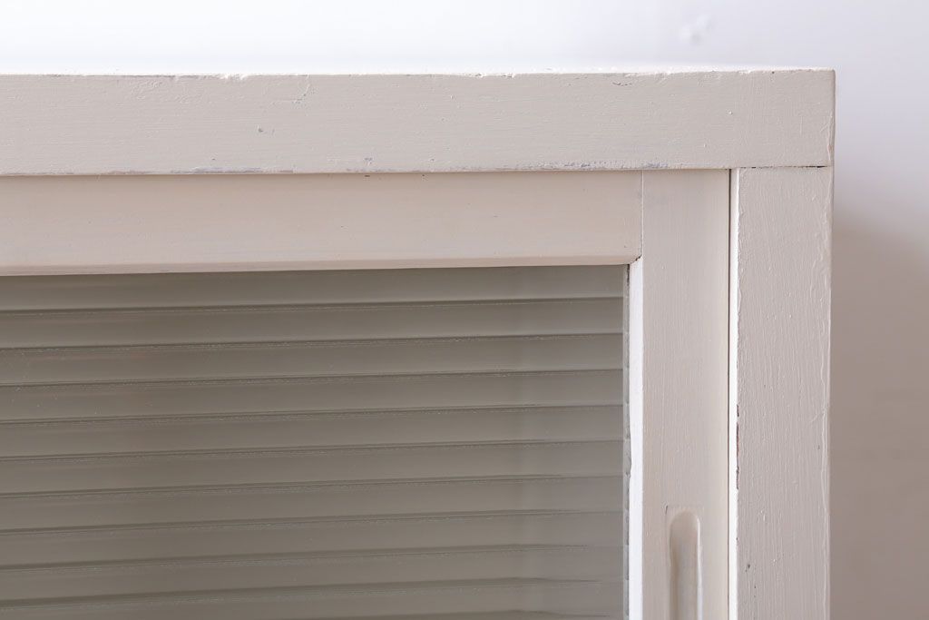 アンティーク家具　アンティークペイント　モールガラス入り!脚付き収納棚(サイドボード)