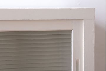アンティーク家具　アンティークペイント　モールガラス入り!脚付き収納棚(サイドボード)