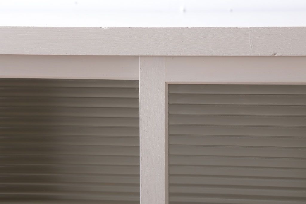 アンティーク家具　アンティークペイント　モールガラス入り!脚付き収納棚(サイドボード)