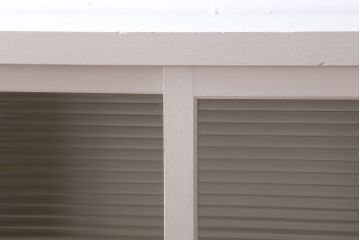 アンティーク家具　アンティークペイント　モールガラス入り!脚付き収納棚(サイドボード)