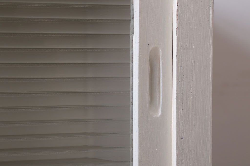 アンティーク家具　アンティークペイント　モールガラス入り!脚付き収納棚(サイドボード)