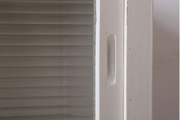 アンティーク家具　アンティークペイント　モールガラス入り!脚付き収納棚(サイドボード)