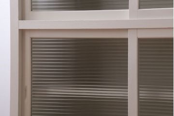 アンティーク家具　アンティークペイント　モールガラス入り!脚付き収納棚(サイドボード)