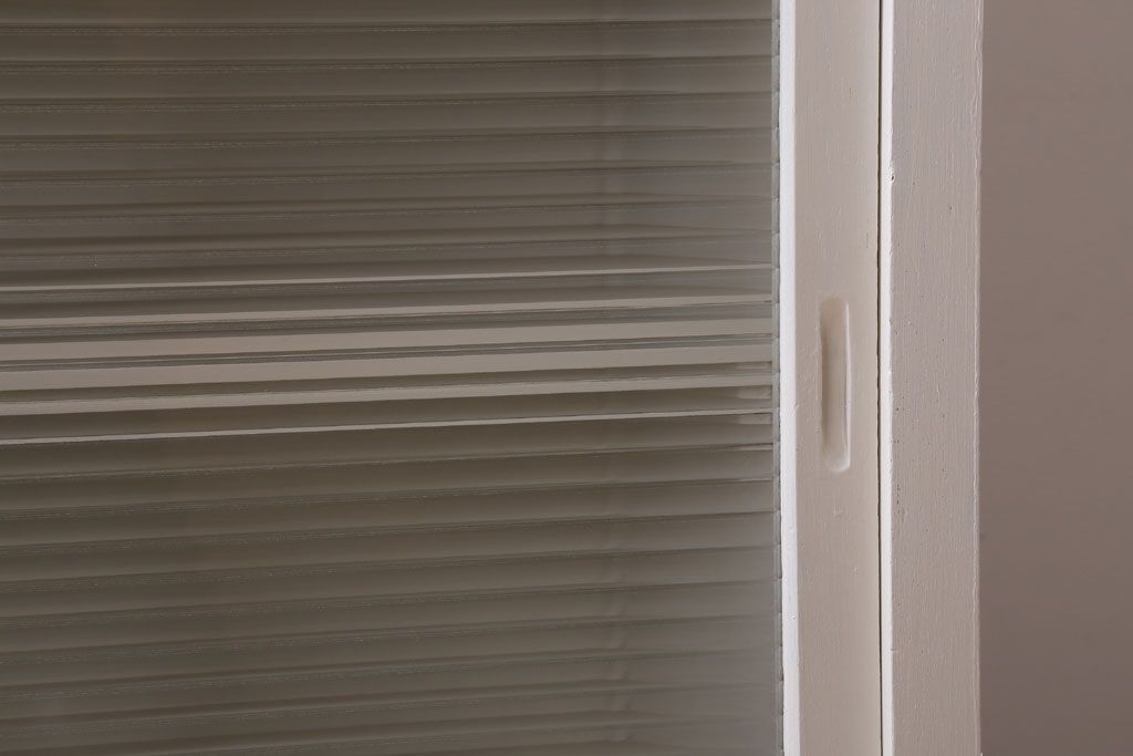 アンティーク家具　アンティークペイント　モールガラス入り!脚付き収納棚(サイドボード)